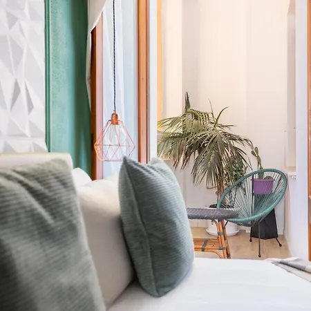 Guest house Domus Laetitiae & *